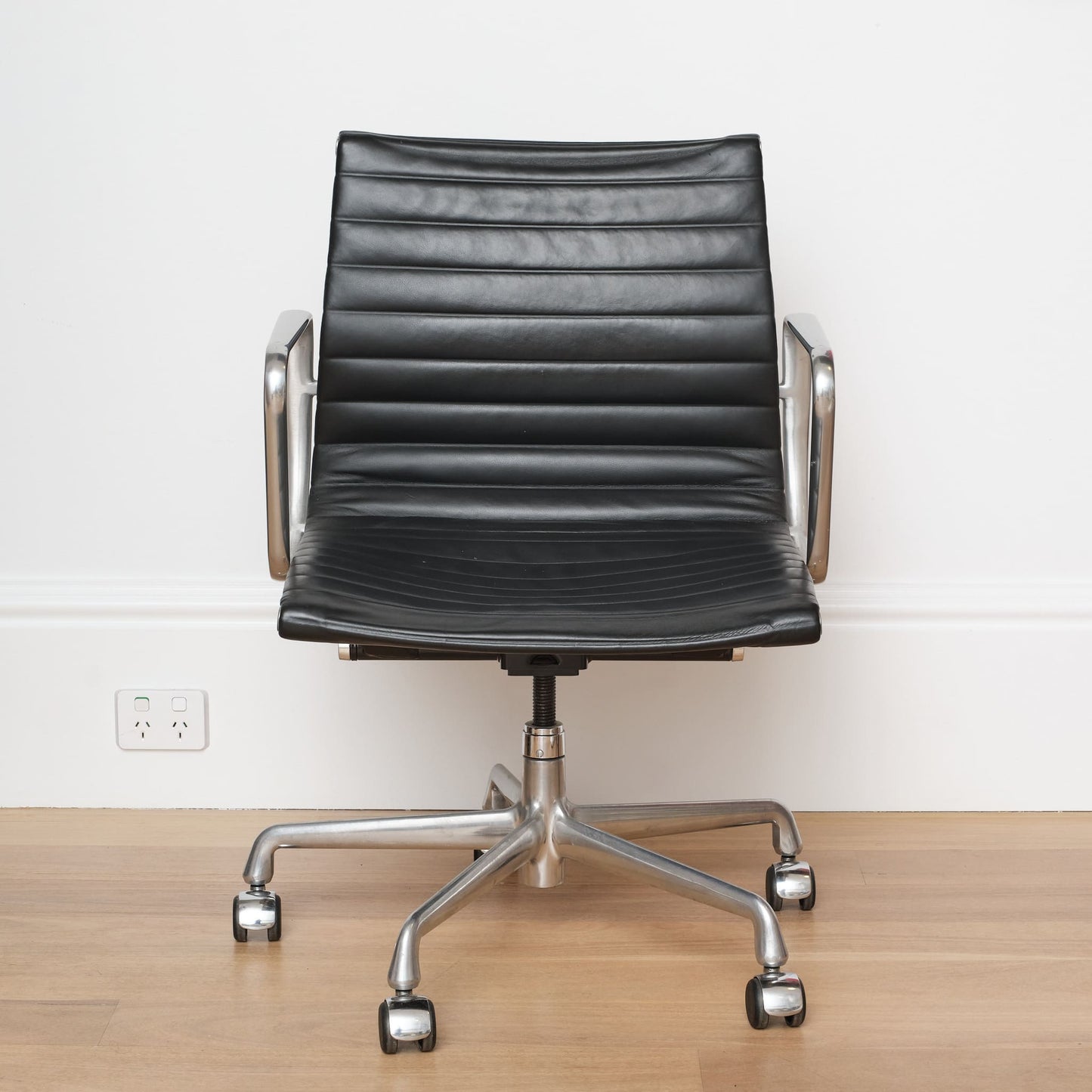 Eames Aluminium Group Management Armchair - Black