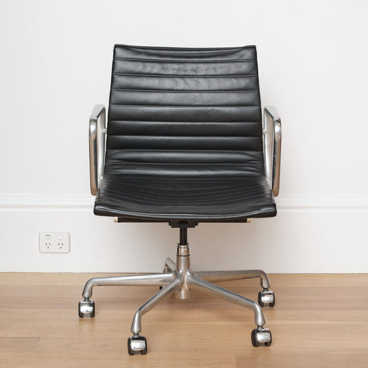 Eames Aluminium Group Management Armchair - Black