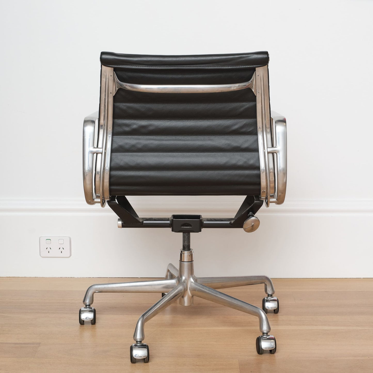 Eames Aluminium Group Management Armchair - Black