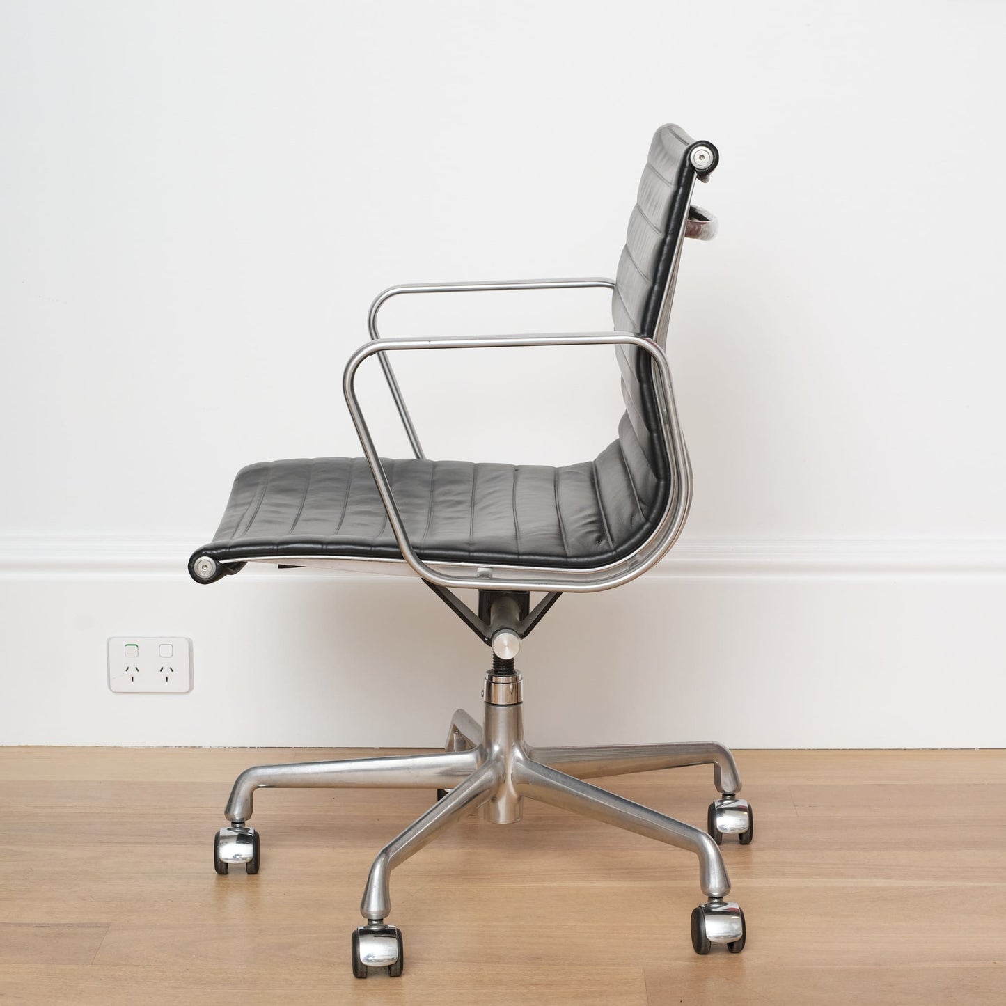 Eames Aluminium Group Management Armchair - Black