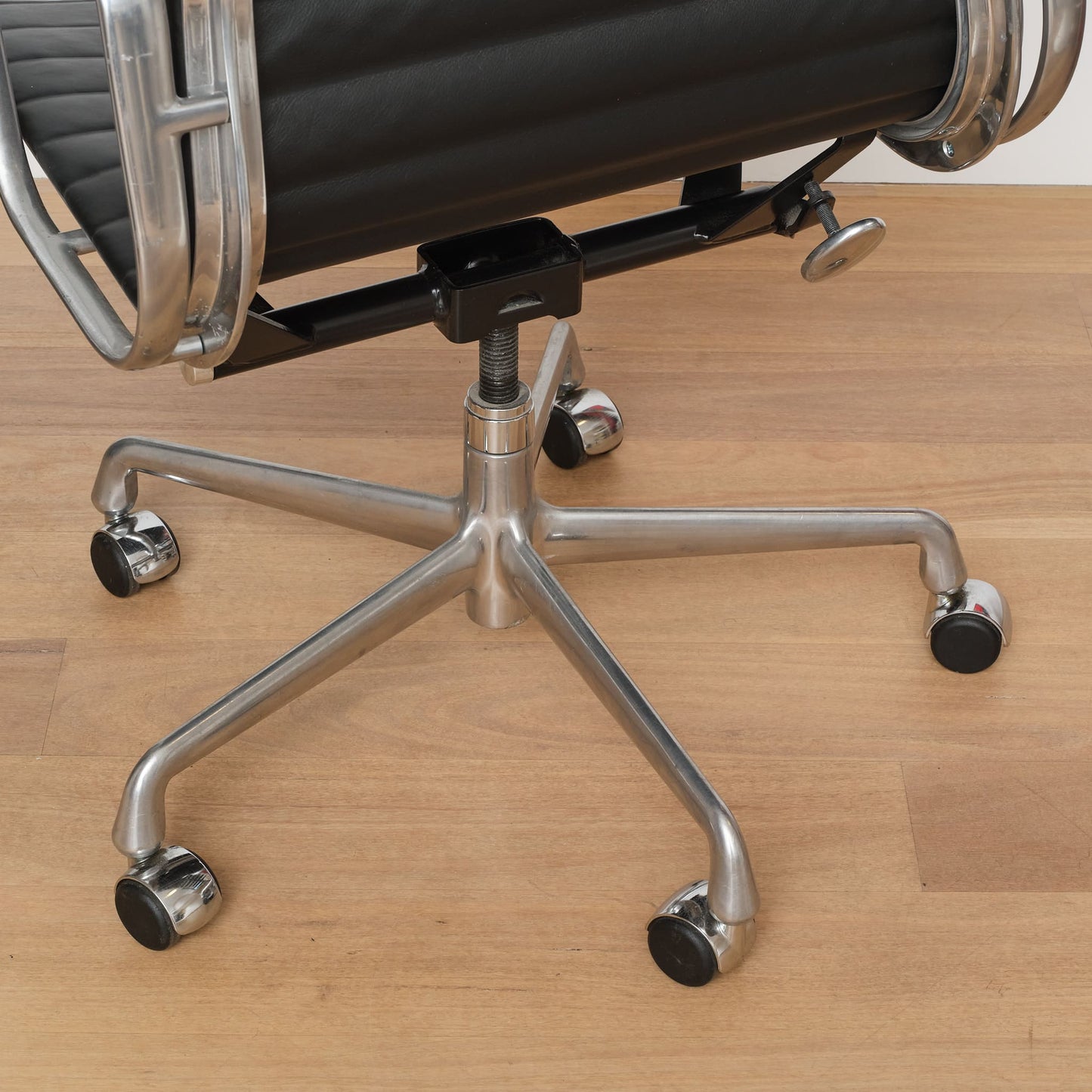 Eames Aluminium Group Management Armchair - Black