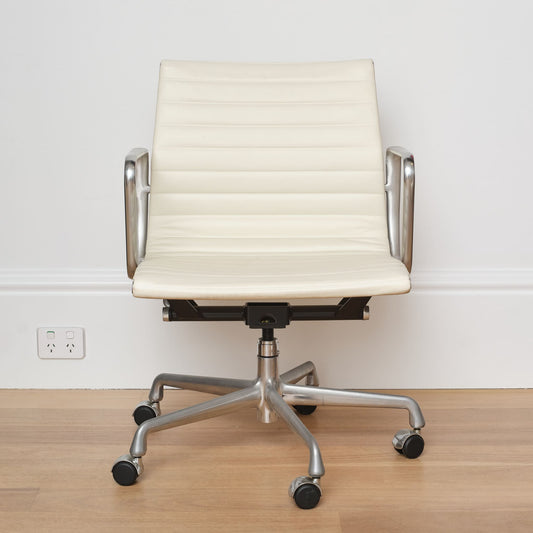 Eames Aluminium Group Management Armchair - White