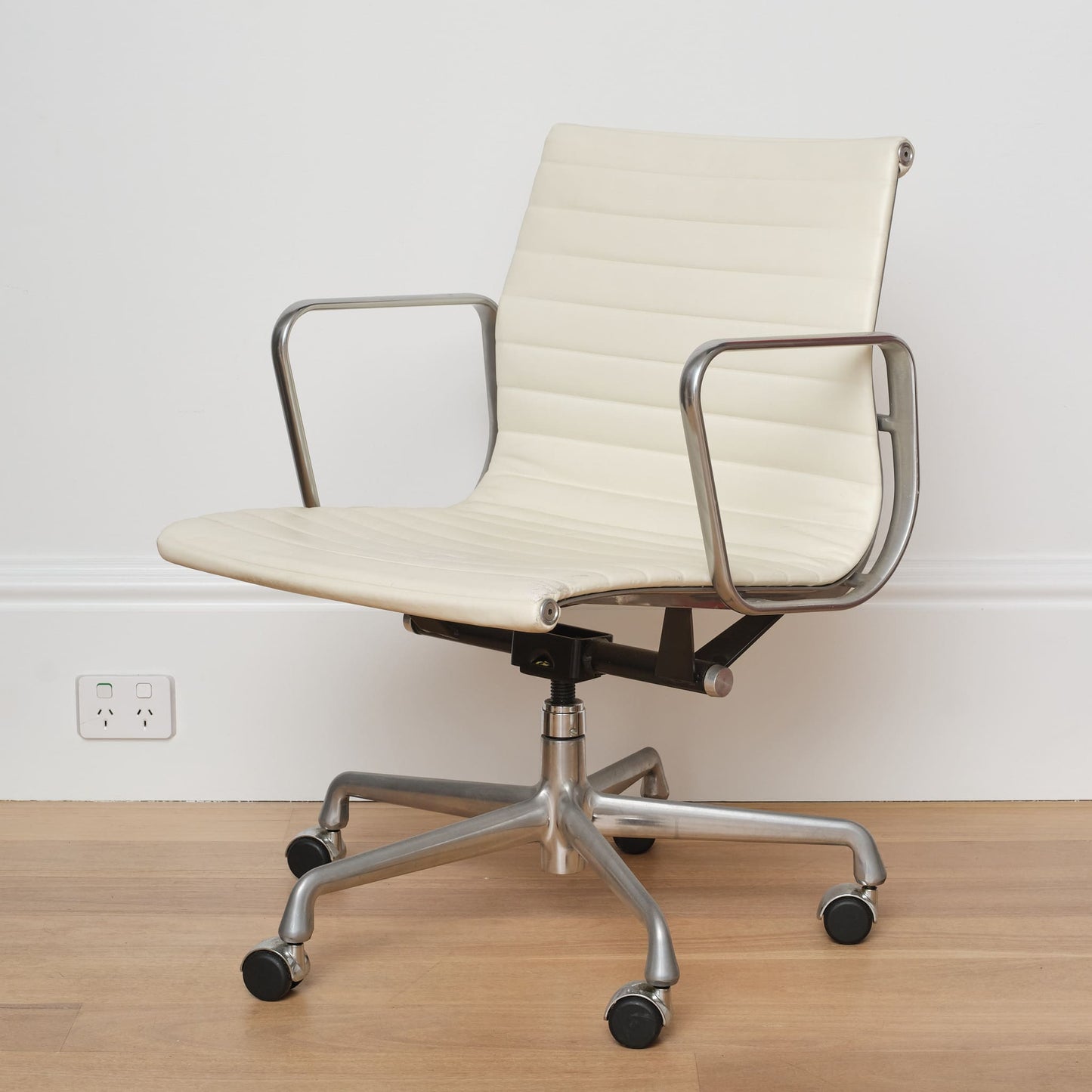 Eames Aluminium Group Management Armchair - White