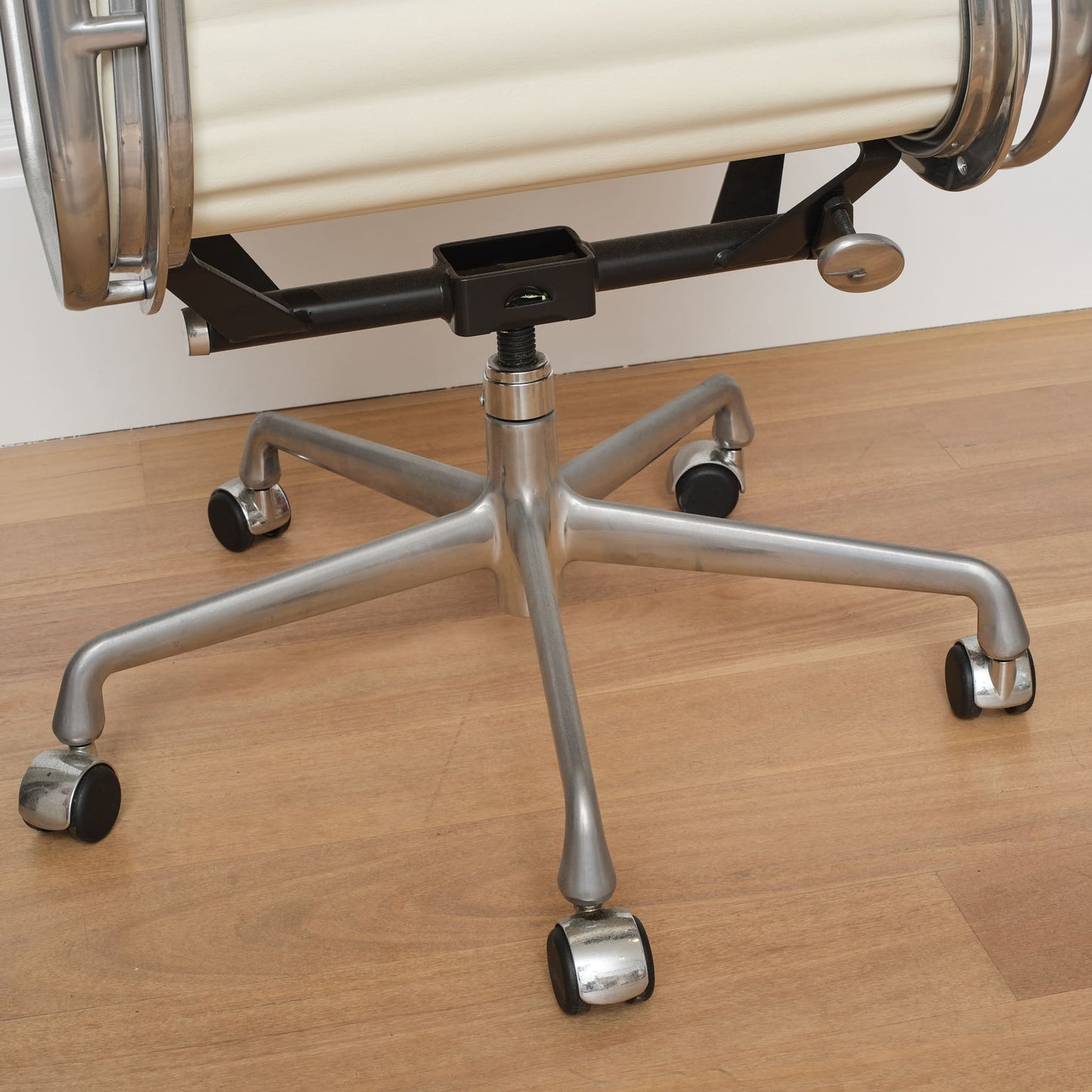 Eames Aluminium Group Management Armchair - White