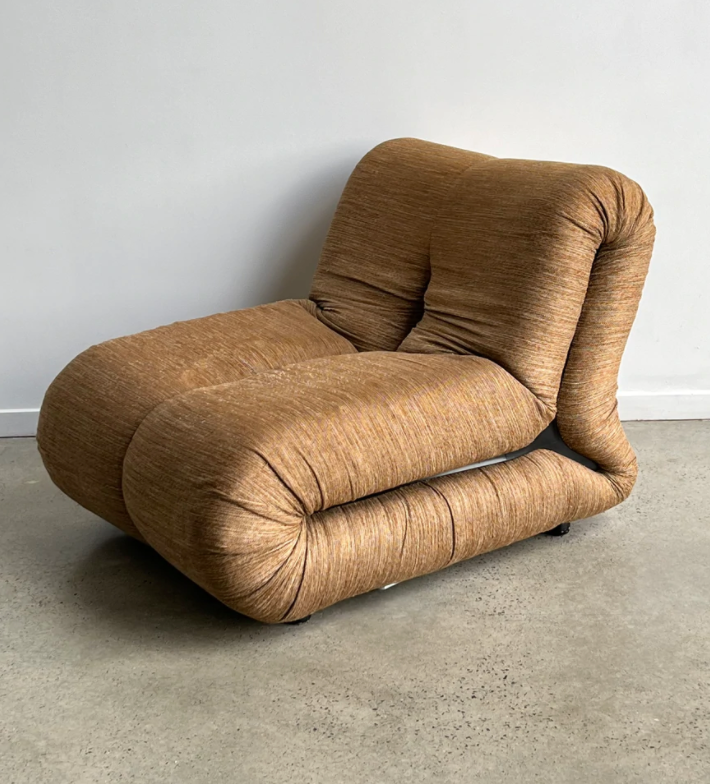 - Claudio Vagnoni for 1P, 'Pagru' Lounge Chair in Original Brow Fabric, 1960s