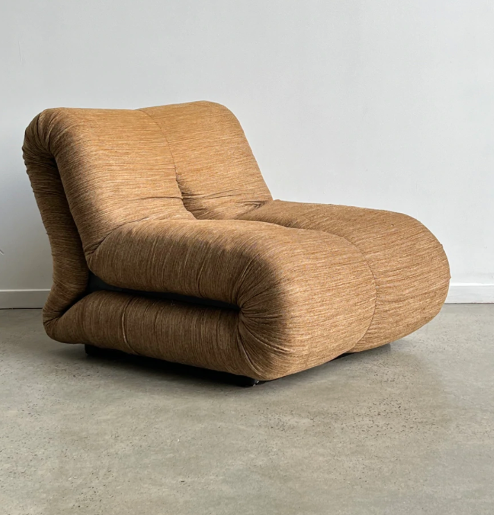 - Claudio Vagnoni for 1P, 'Pagru' Lounge Chair in Original Brow Fabric, 1960s