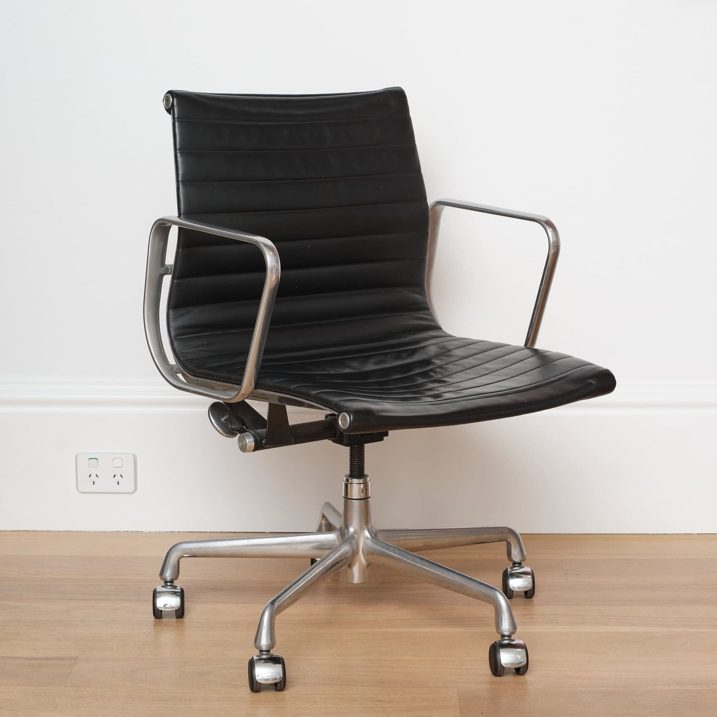 Eames Aluminium Group Management Armchair - Black