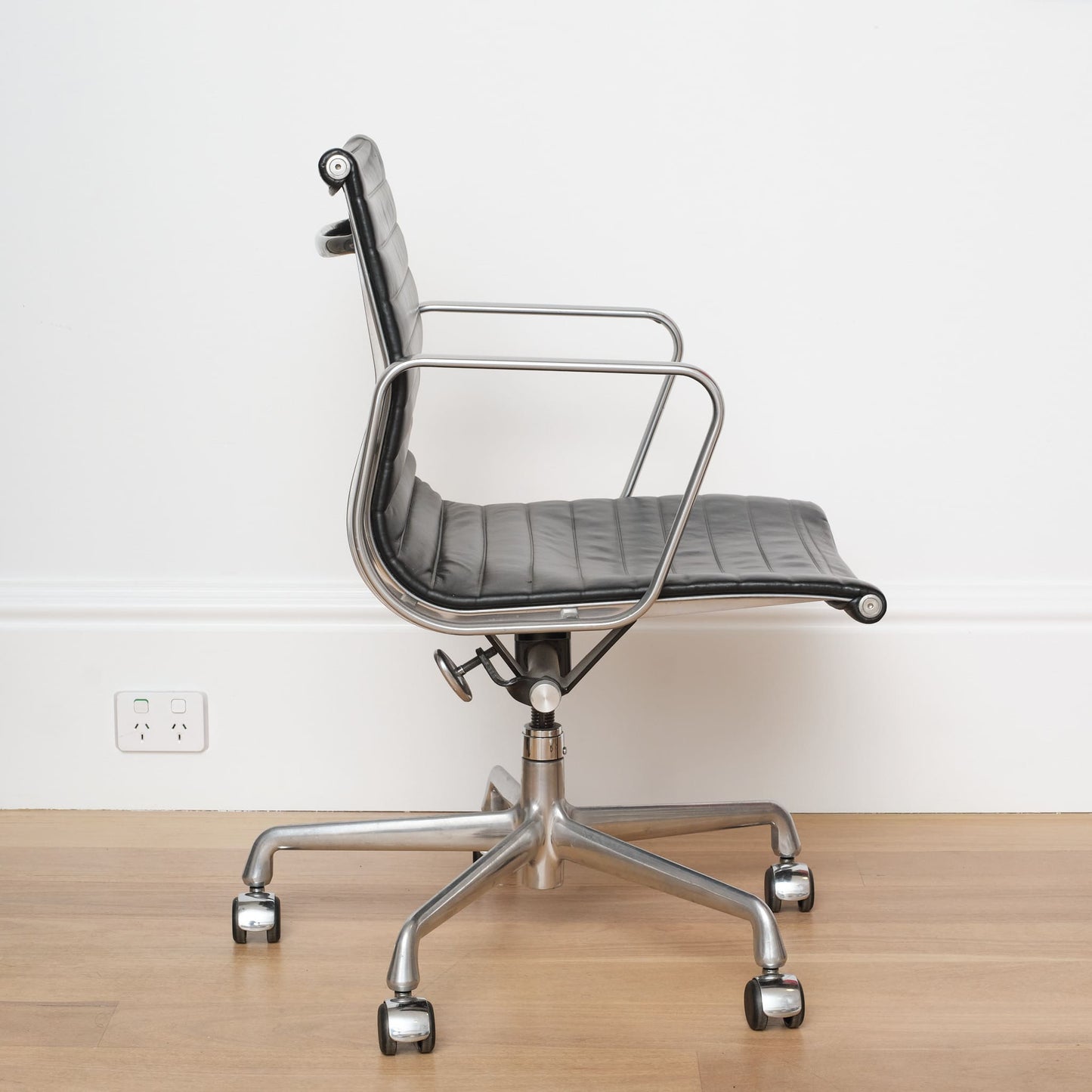 Eames Aluminium Group Management Armchair - Black