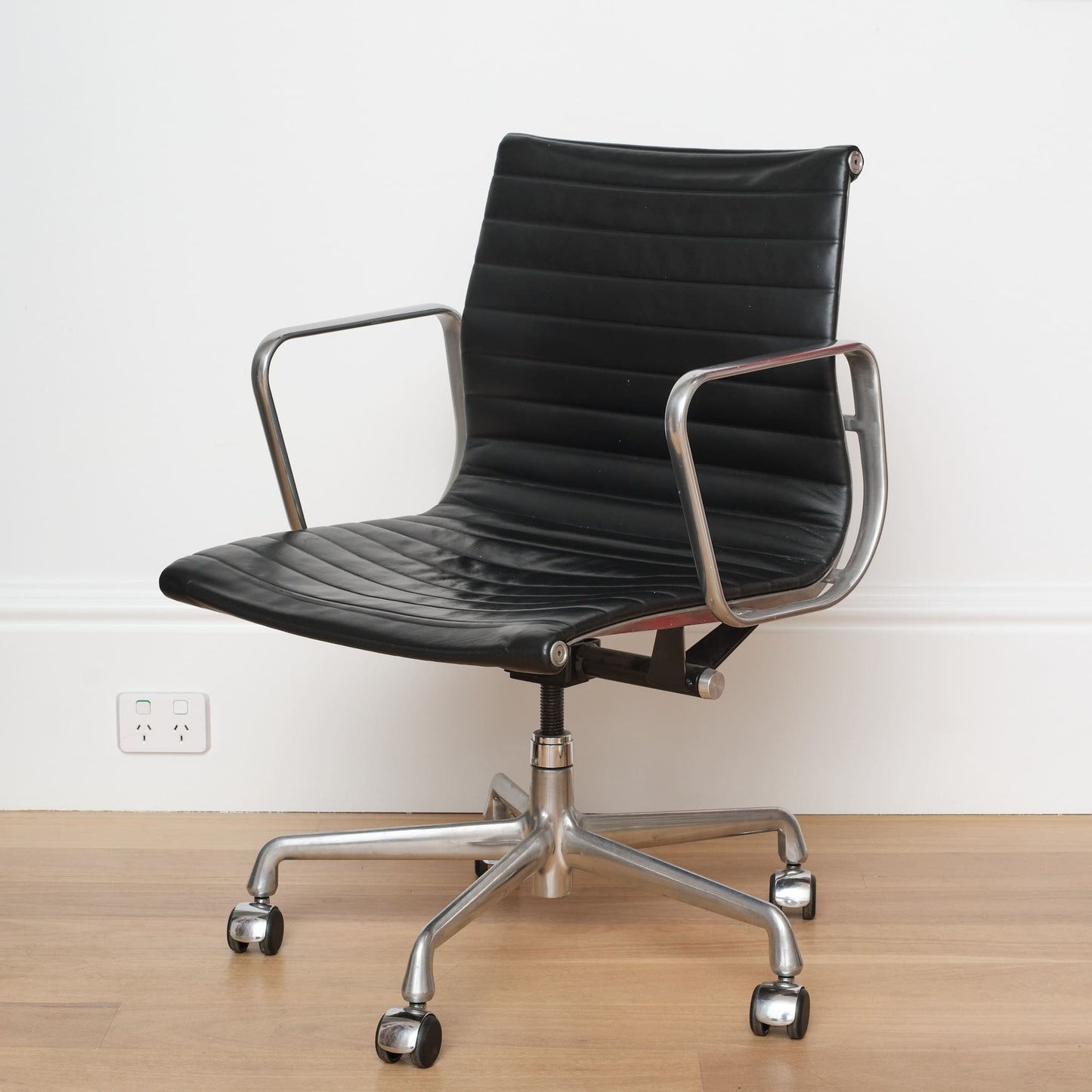 Eames Aluminium Group Management Armchair - Black