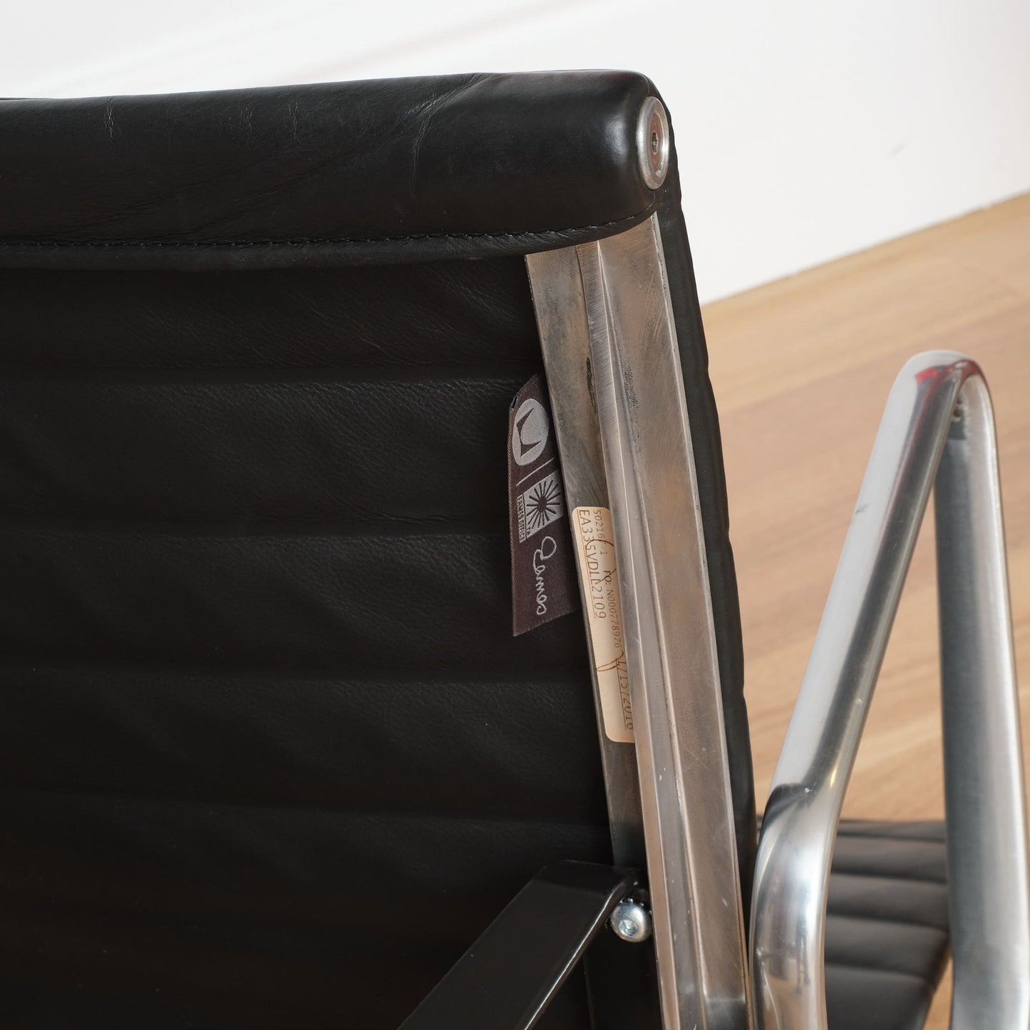 Eames Aluminium Group Management Armchair - Black