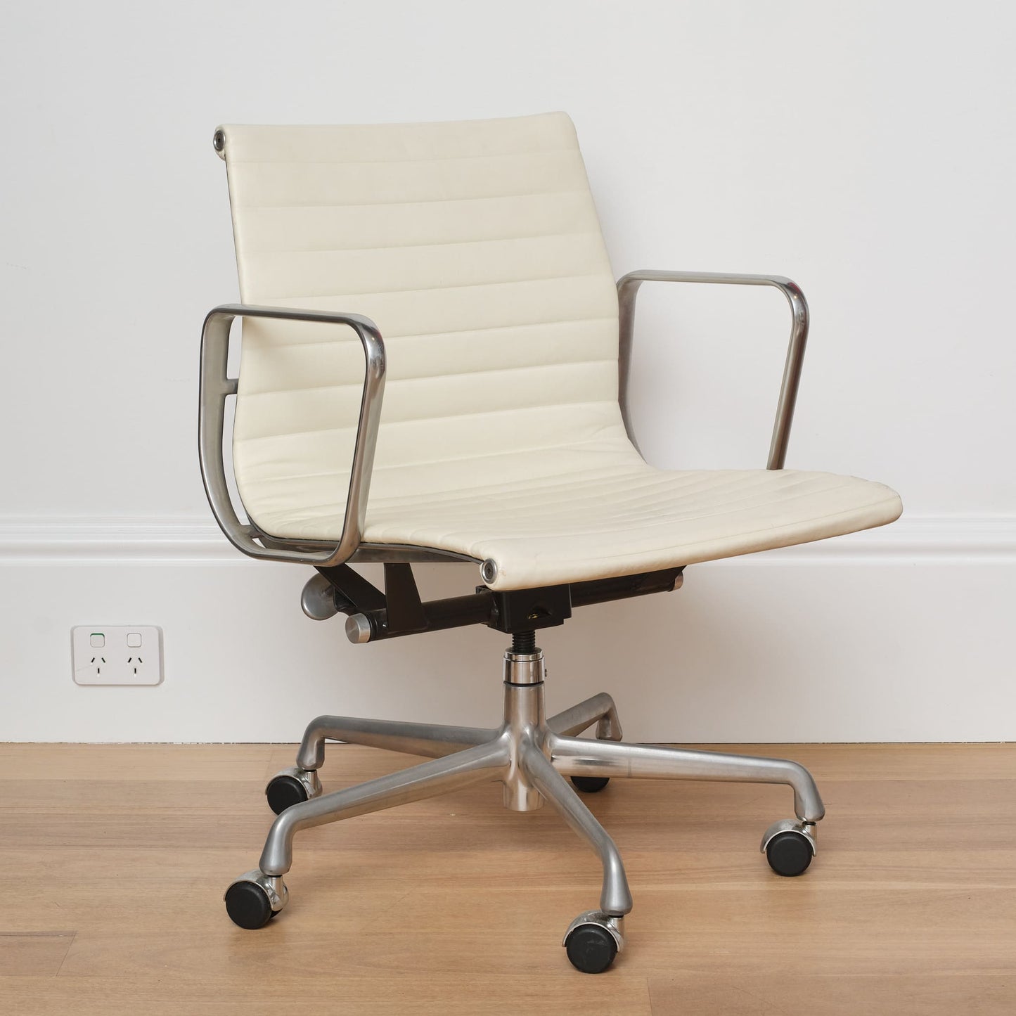 Eames Aluminium Group Management Armchair - White