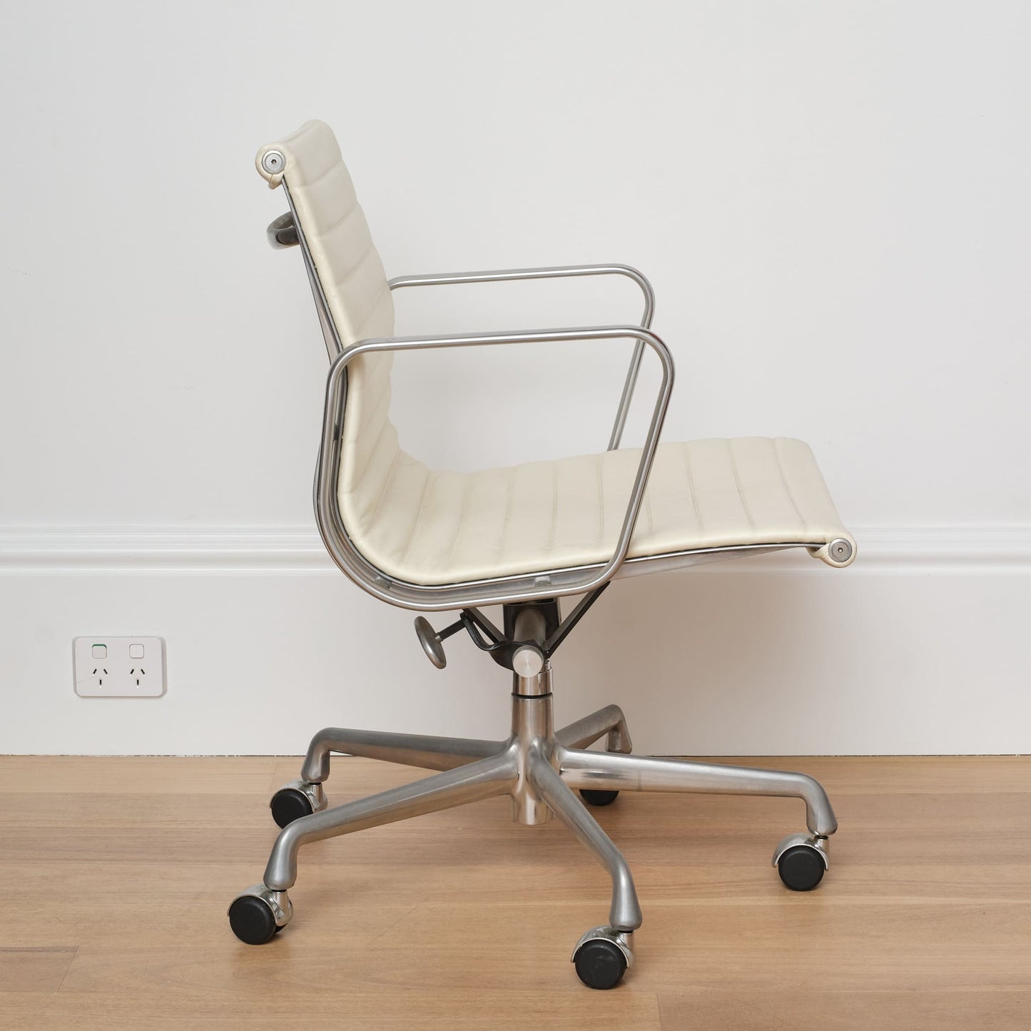 Eames Aluminium Group Management Armchair - White
