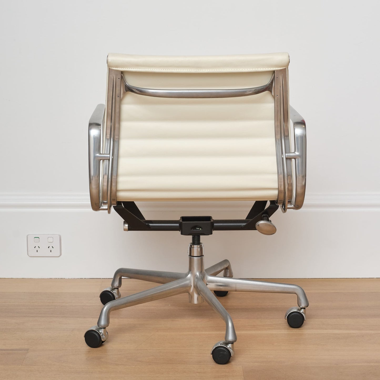 Eames Aluminium Group Management Armchair - White