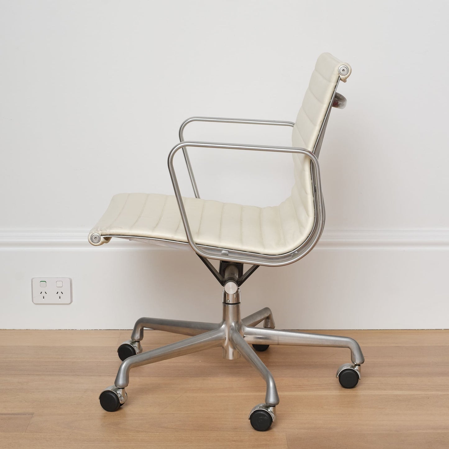 Eames Aluminium Group Management Armchair - White