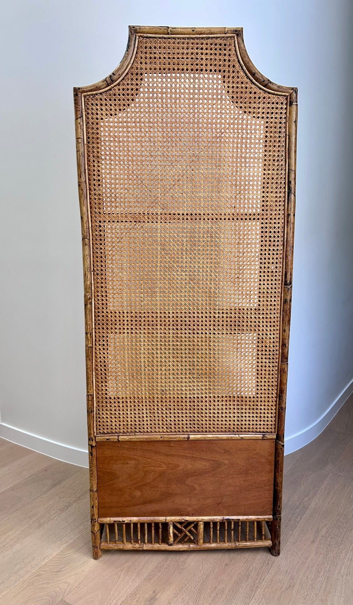 Vintage Chinoiserie Bamboo & Cane Pagoda Étagère