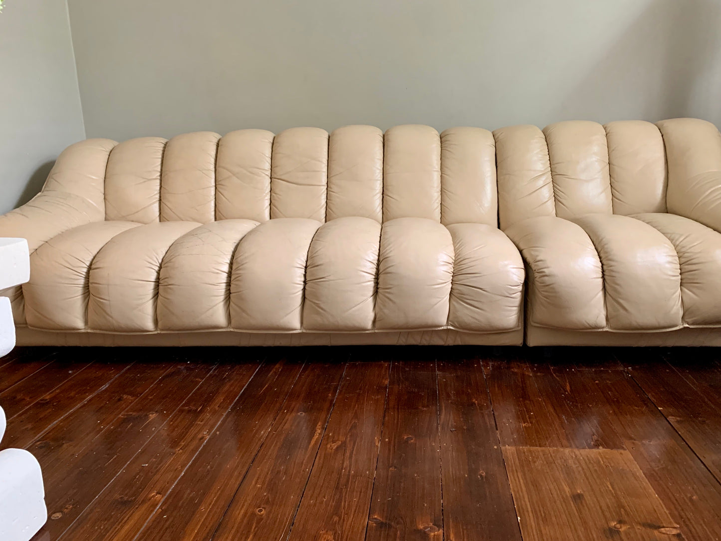 Peachy Cream Leather Sectional Sofa in the Style of De Sede