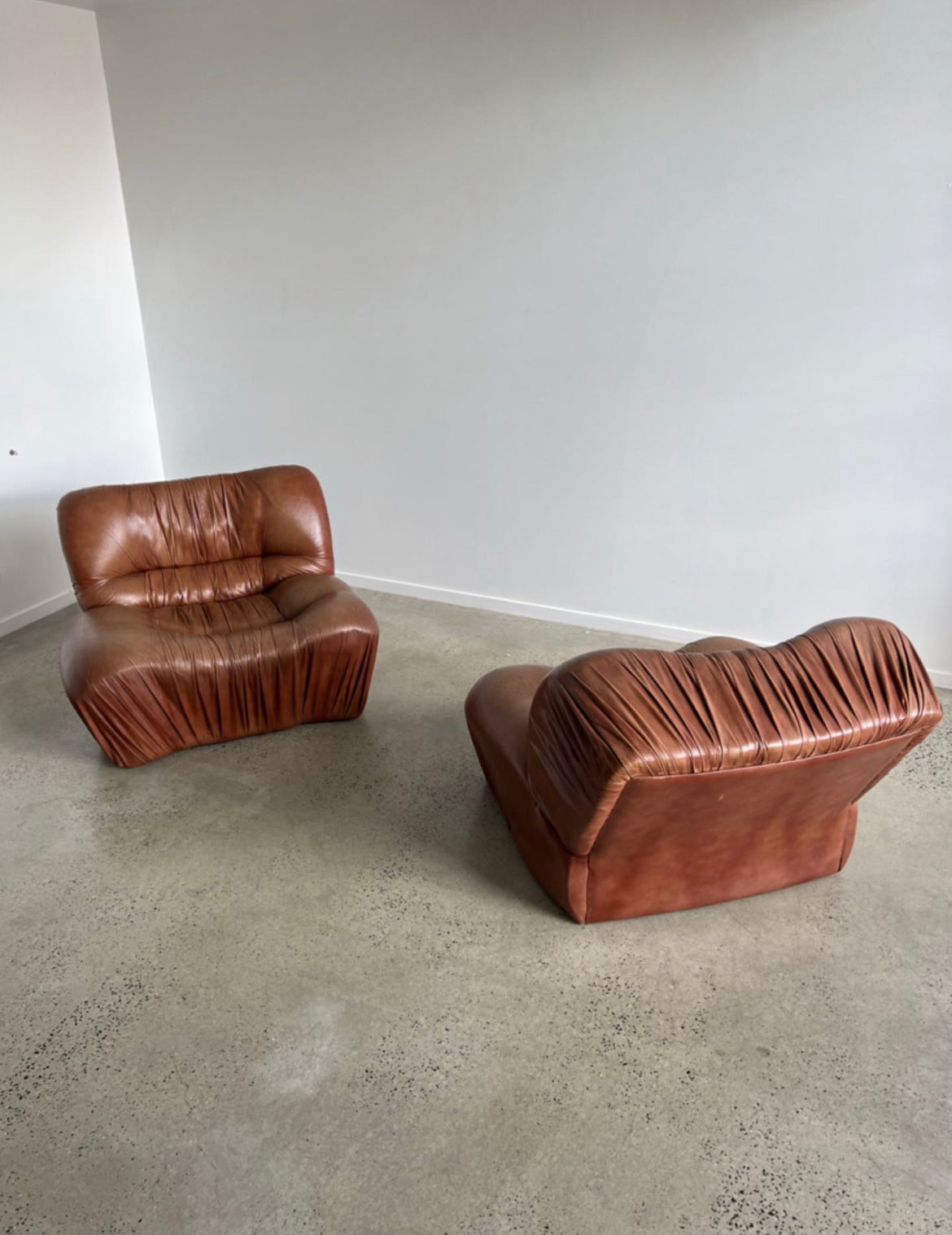 - Set of Two - Italian Leather Armchairs by Giuseppe Rossi for Albizzate, 1970s.