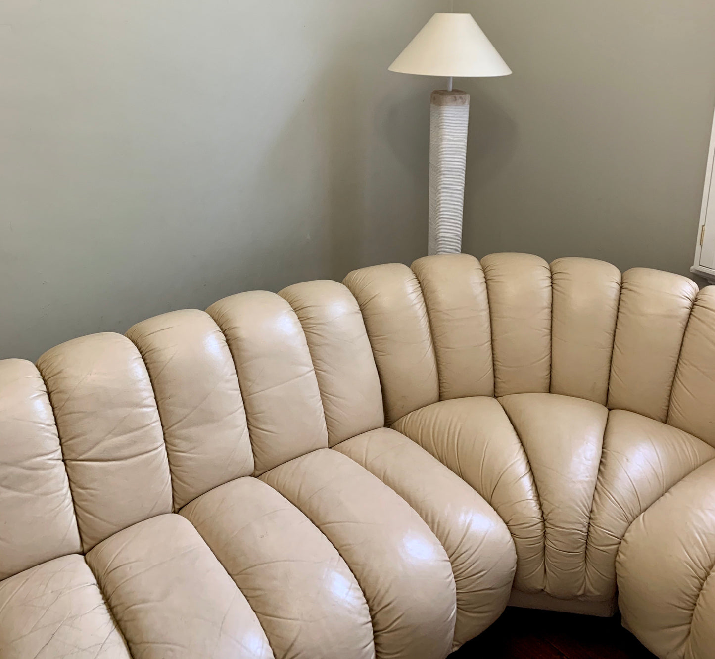 Peachy Cream Leather Sectional Sofa in the Style of De Sede