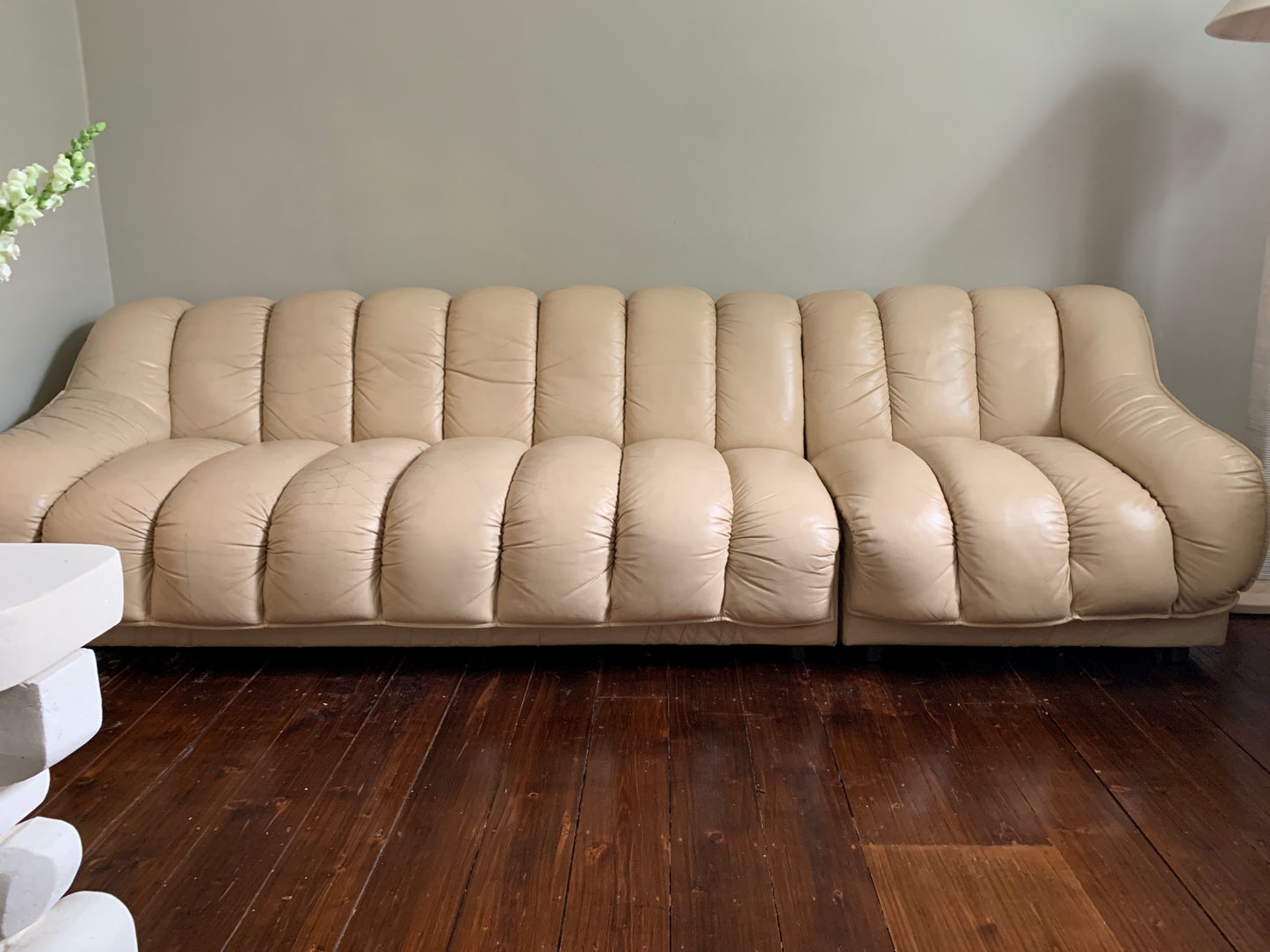 Peachy Cream Leather Sectional Sofa in the Style of De Sede