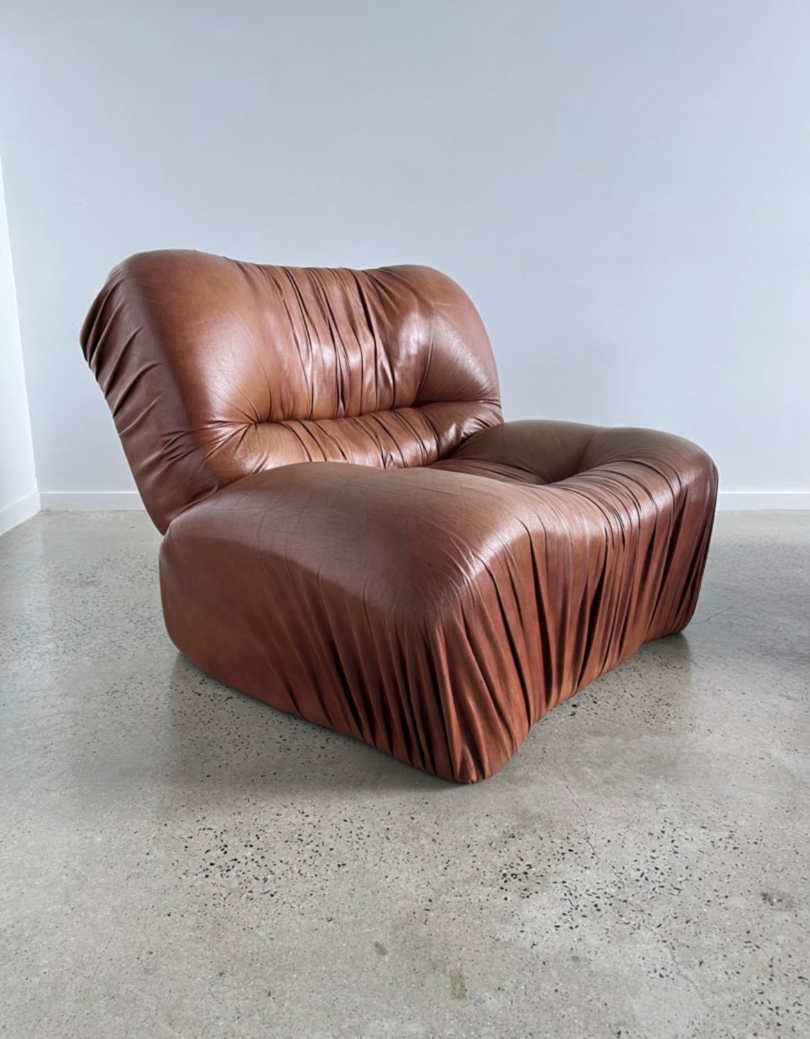 - Set of Two - Italian Leather Armchairs by Giuseppe Rossi for Albizzate, 1970s.
