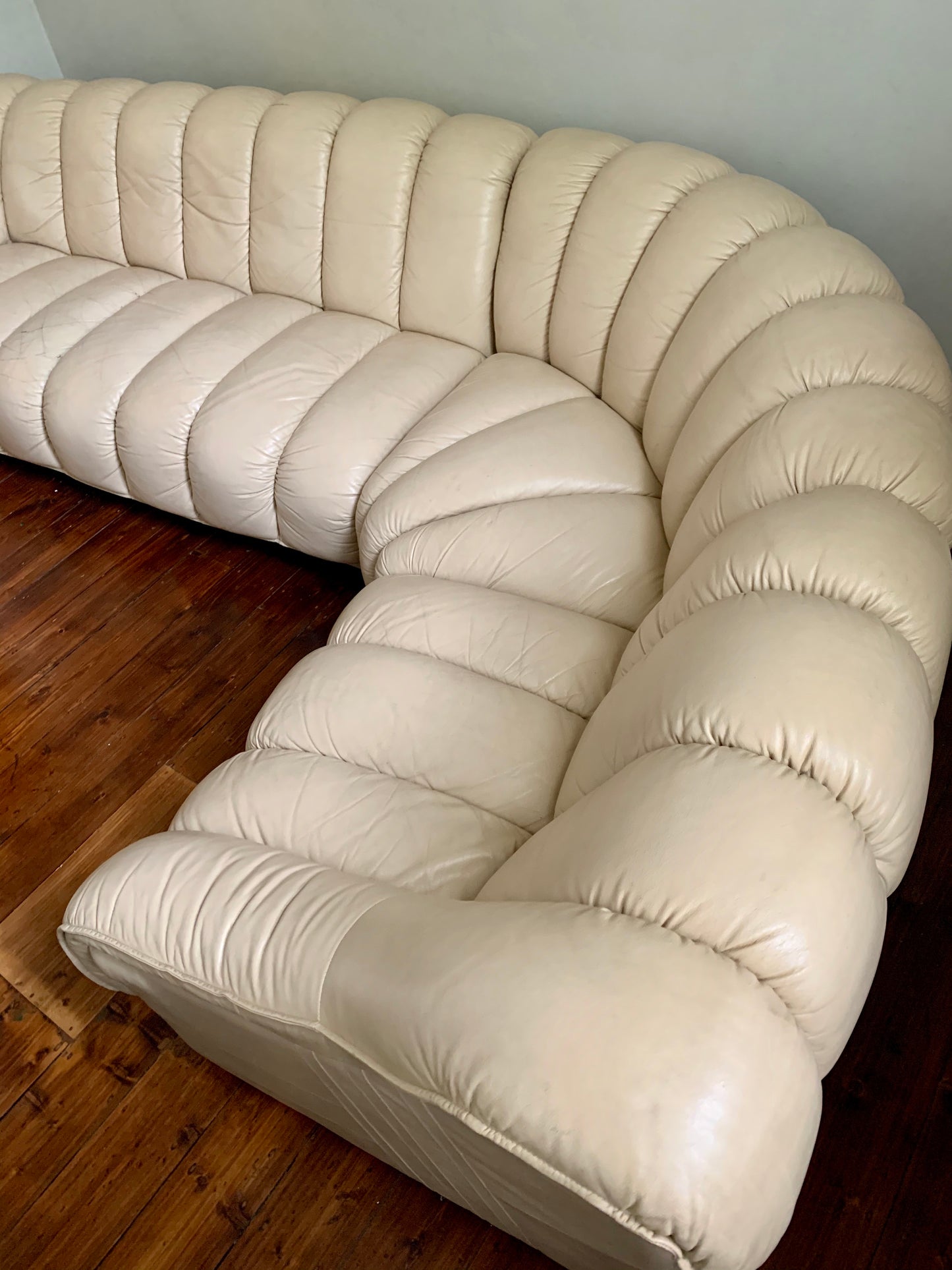 Peachy Cream Leather Sectional Sofa in the Style of De Sede