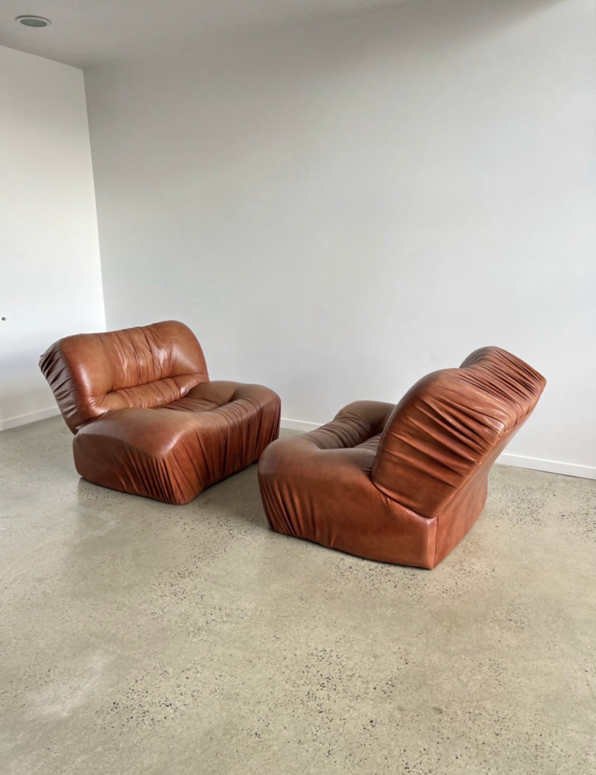 - Set of Two - Italian Leather Armchairs by Giuseppe Rossi for Albizzate, 1970s.
