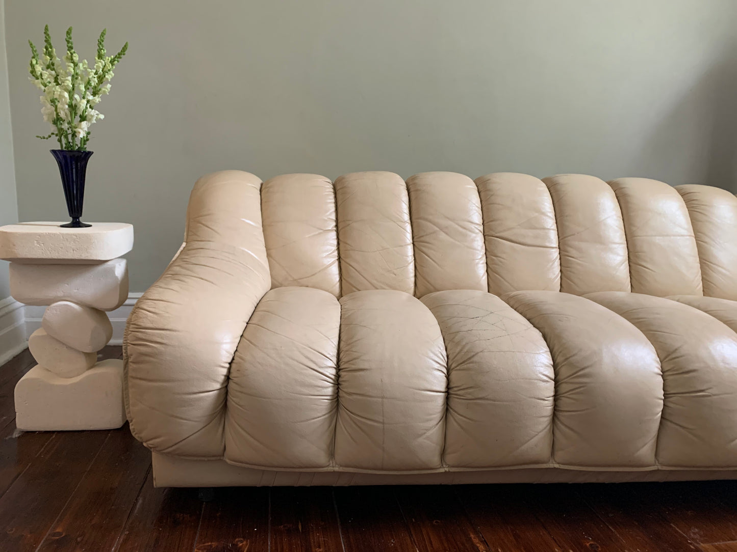 Peachy Cream Leather Sectional Sofa in the Style of De Sede
