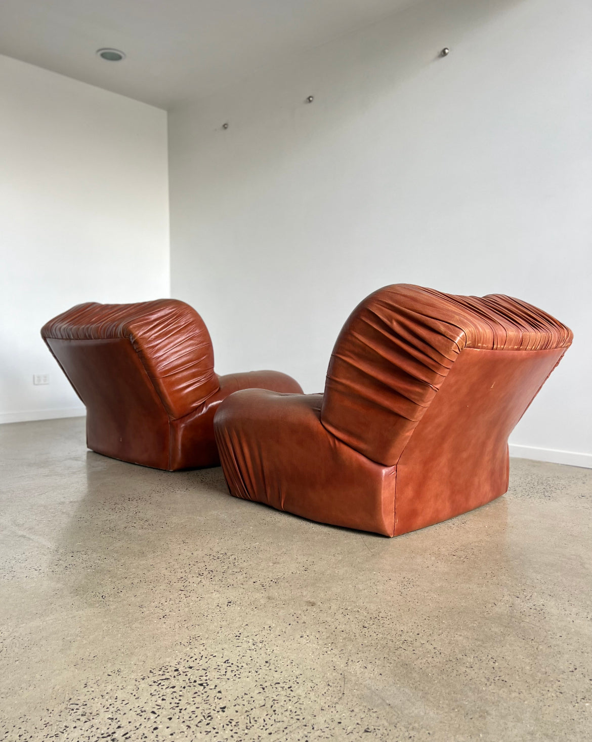 - Set of Two - Italian Leather Armchairs by Giuseppe Rossi for Albizzate, 1970s.