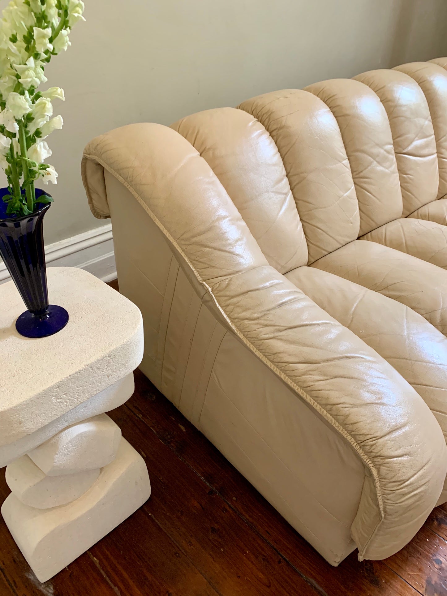 Peachy Cream Leather Sectional Sofa in the Style of De Sede