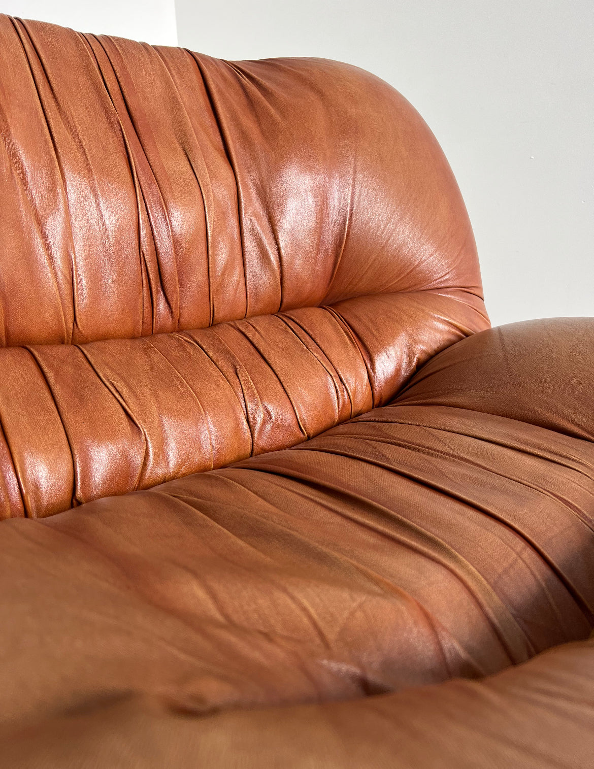- Set of Two - Italian Leather Armchairs by Giuseppe Rossi for Albizzate, 1970s.