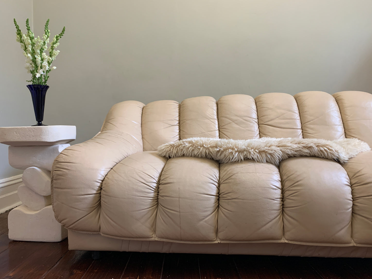 Peachy Cream Leather Sectional Sofa in the Style of De Sede