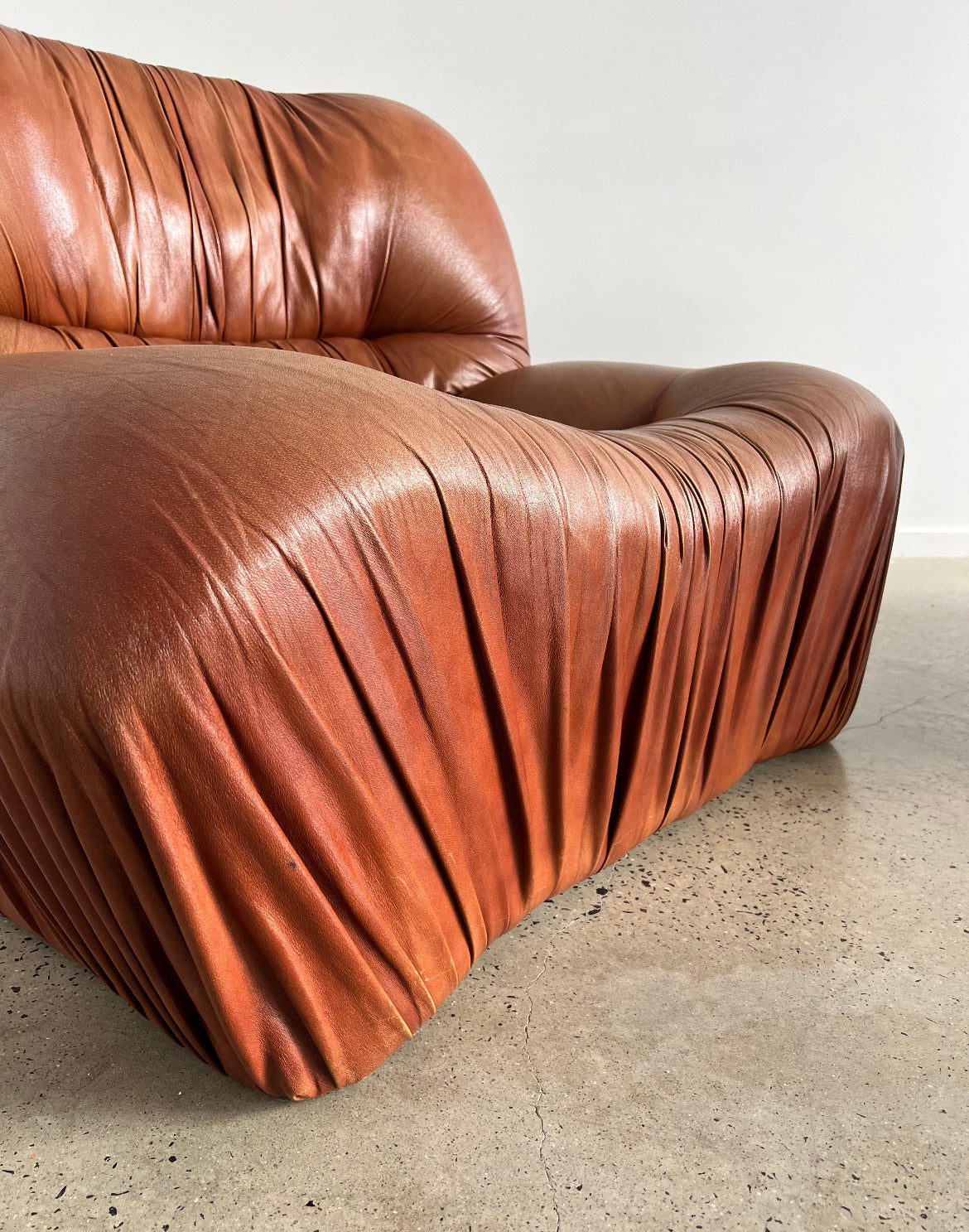 - Set of Two - Italian Leather Armchairs by Giuseppe Rossi for Albizzate, 1970s.