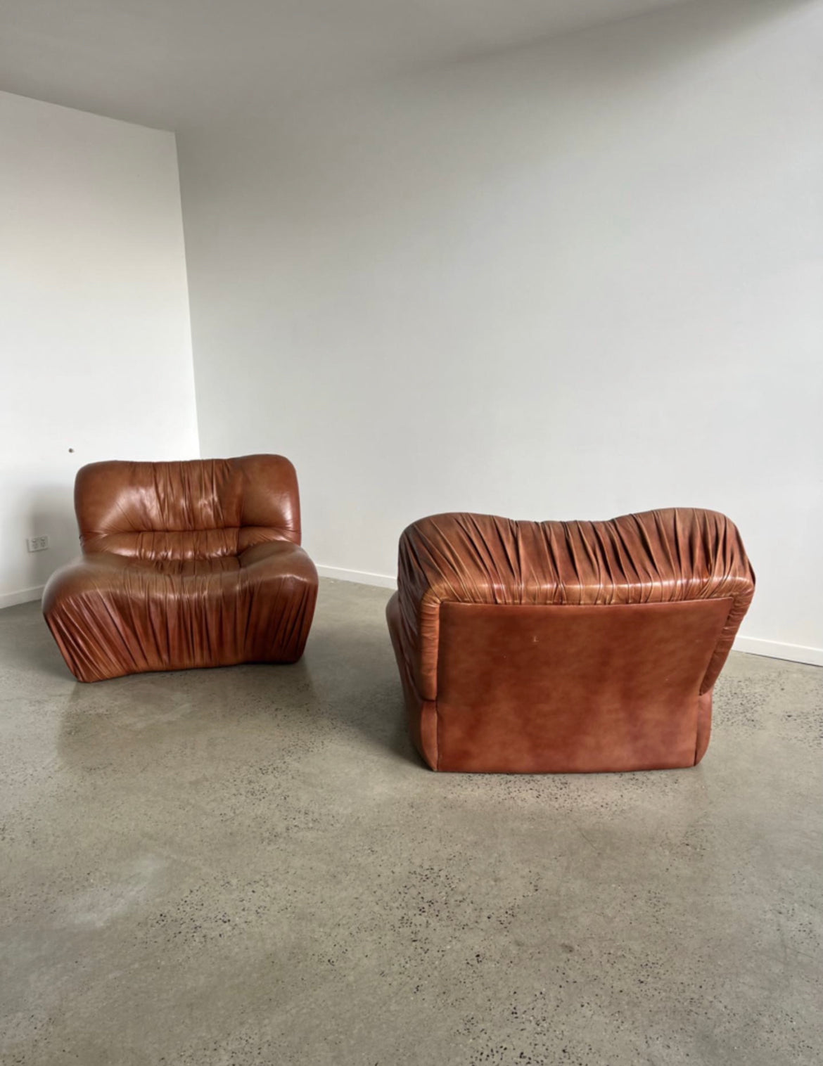 - Set of Two - Italian Leather Armchairs by Giuseppe Rossi for Albizzate, 1970s.