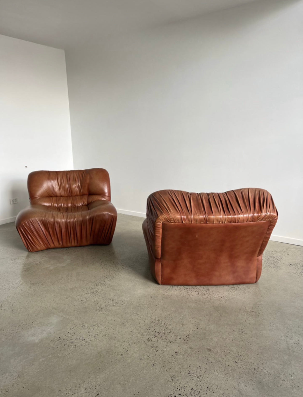 - Set of Two - Italian Leather Armchairs by Giuseppe Rossi for Albizzate, 1970s.